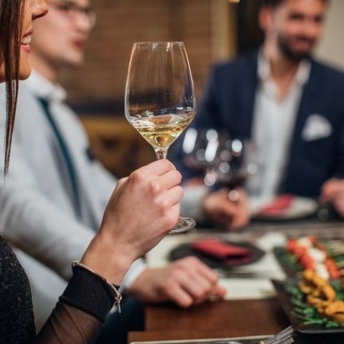 Une soirée parfaite en compagnie – accompagnatrice pour dîners d&rsquo;affaires