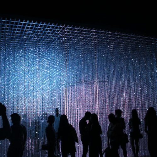 Escorte élégante pour salons professionnels – discrète, charmante, efficace