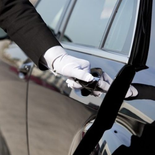 Avec chauffeur et accompagnateur jusqu&rsquo;à l&rsquo;aéroport, voyagez avec élégance dès le départ.